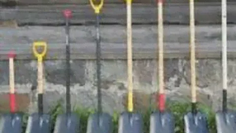 БСЛ-- большая совковая лопата.